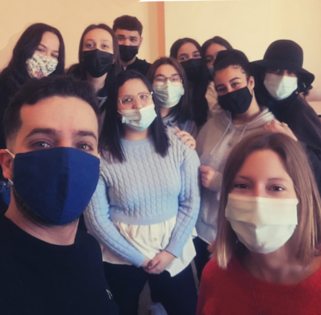 Selfie de deux formateurs avec un groupe d'étudiants